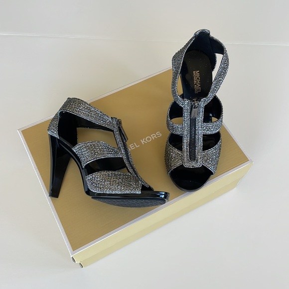 NWT Michael Kors Berkley T Strap Silver 6 M - Picture 4 of 16